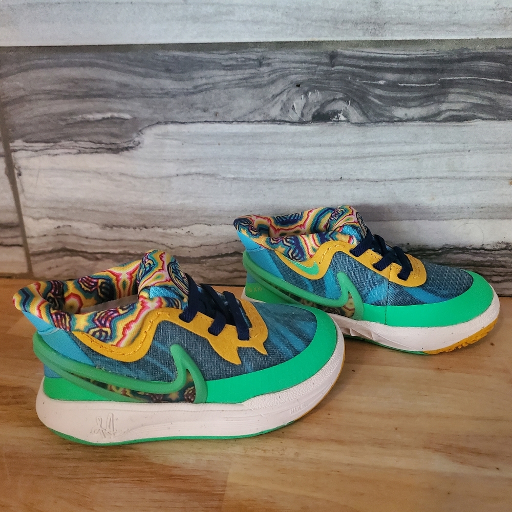 Awesome Nike Kyrie 8 SE (TD) Sneakers! In 5c Nwb